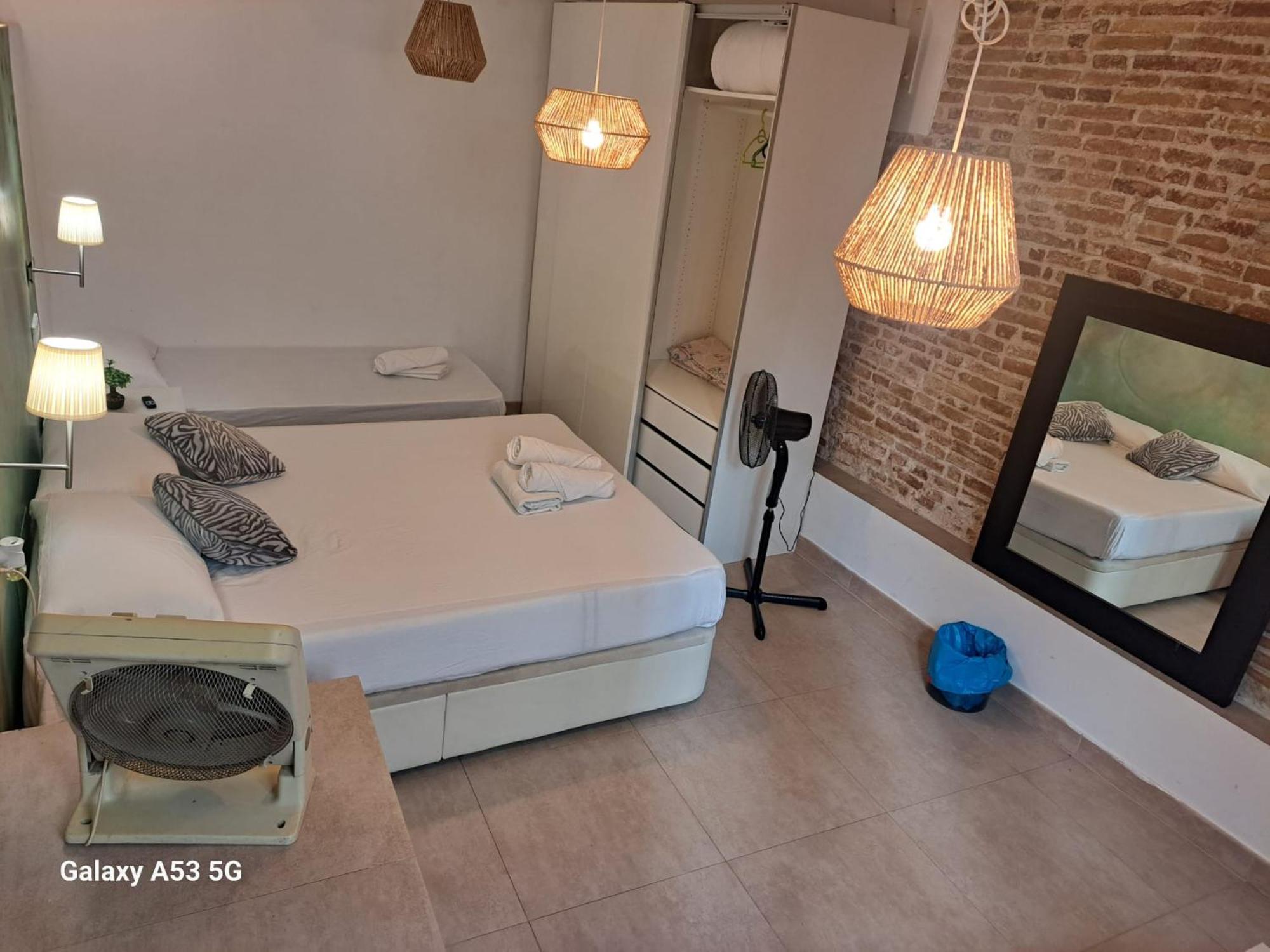 Habitacion Para Grupos Hasta 8 En Plena Rambla De Cataluna 巴塞罗那 外观 照片
